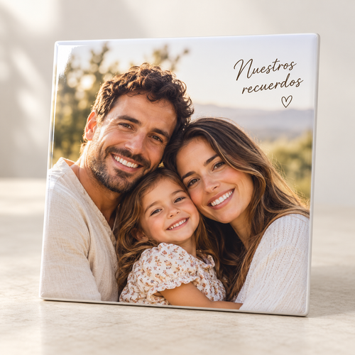 Ejemplo personalizado de azulejo con foto familiar; diseño orientativo, personalizable a tu gusto.