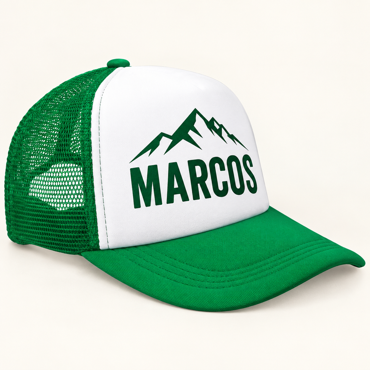 Ejemplo personalizado: Gorra bicolor personalizada con nombre o logo. Montaje orientativo; personalizable con tu foto, nombre o diseño.