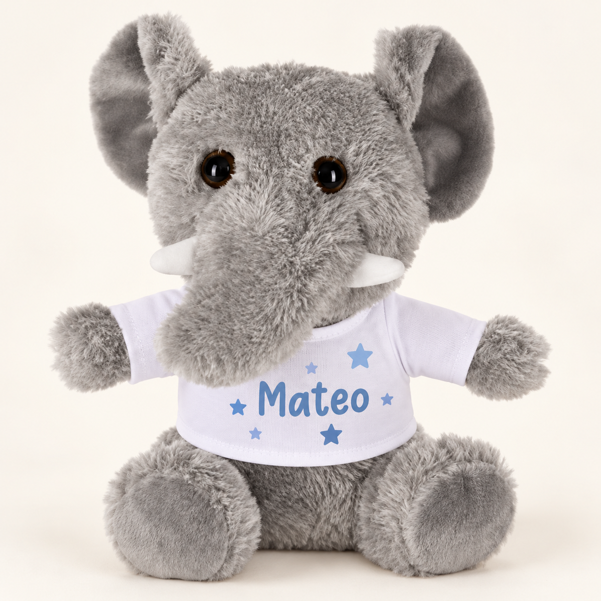 Ejemplo personalizado: Elefante de peluche personalizado con nombre · 17 cm. Montaje orientativo; personalizable con tu foto, nombre o diseño.