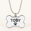 Ejemplo personalizado: Chapa para mascota personalizada · forma de hueso. Montaje orientativo; personalizable con tu foto, nombre o diseño.