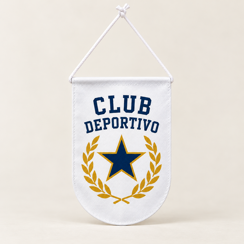 Ejemplo personalizado: Banderín personalizado para clubes y recuerdos · 13 × 10 cm. Montaje orientativo; personalizable con tu foto, nombre o diseño.