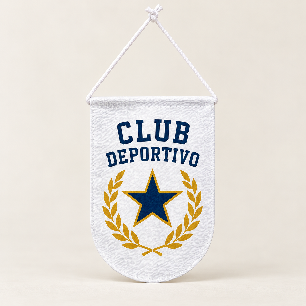 Ejemplo personalizado: Banderín personalizado para clubes y recuerdos · 13 × 10 cm. Montaje orientativo; personalizable con tu foto, nombre o diseño.