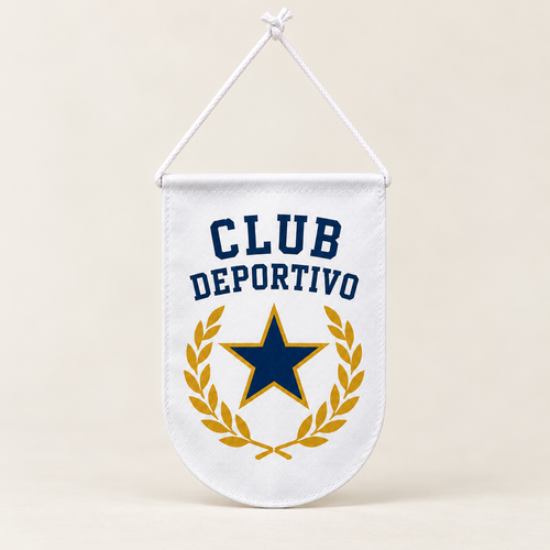 Ejemplo personalizado: Banderín personalizado para clubes y recuerdos · 13 × 10 cm. Montaje orientativo; personalizable con tu foto, nombre o diseño.