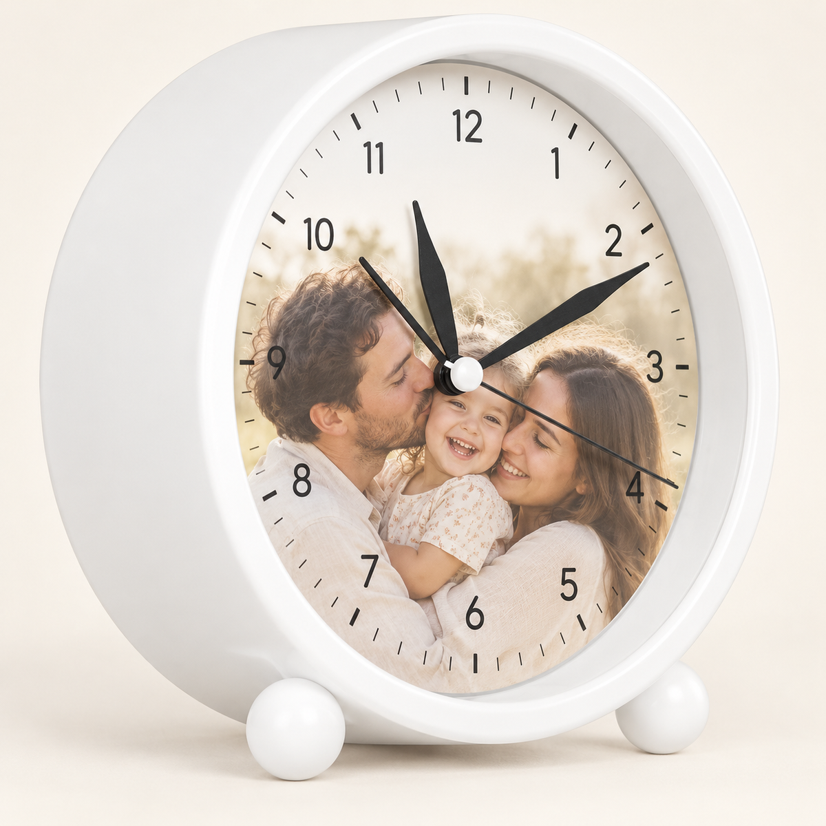 Ejemplo personalizado: Reloj despertador personalizado con foto. Montaje orientativo; personalizable con tu foto, nombre o diseño.