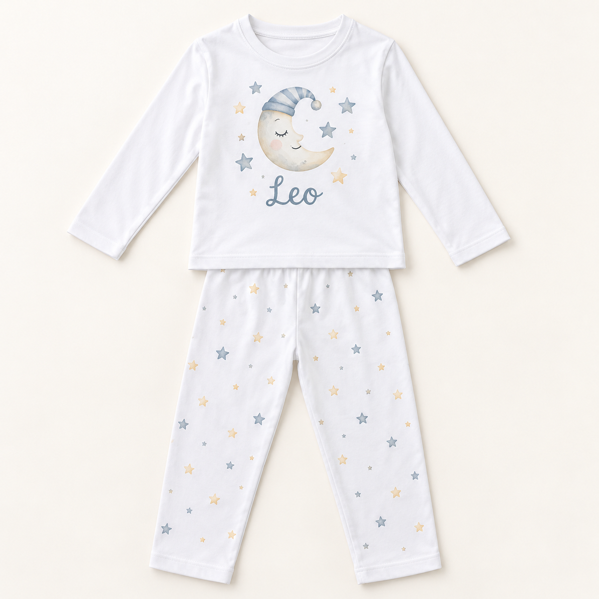 Ejemplo personalizado: Pijama infantil personalizado con nombre · dos piezas. Montaje orientativo; personalizable con tu foto, nombre o diseño.