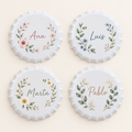 Ejemplo personalizado: Pack de 4 posavasos personalizados · cerámica forma chapa. Montaje orientativo; personalizable con tu foto, nombre o diseño.
