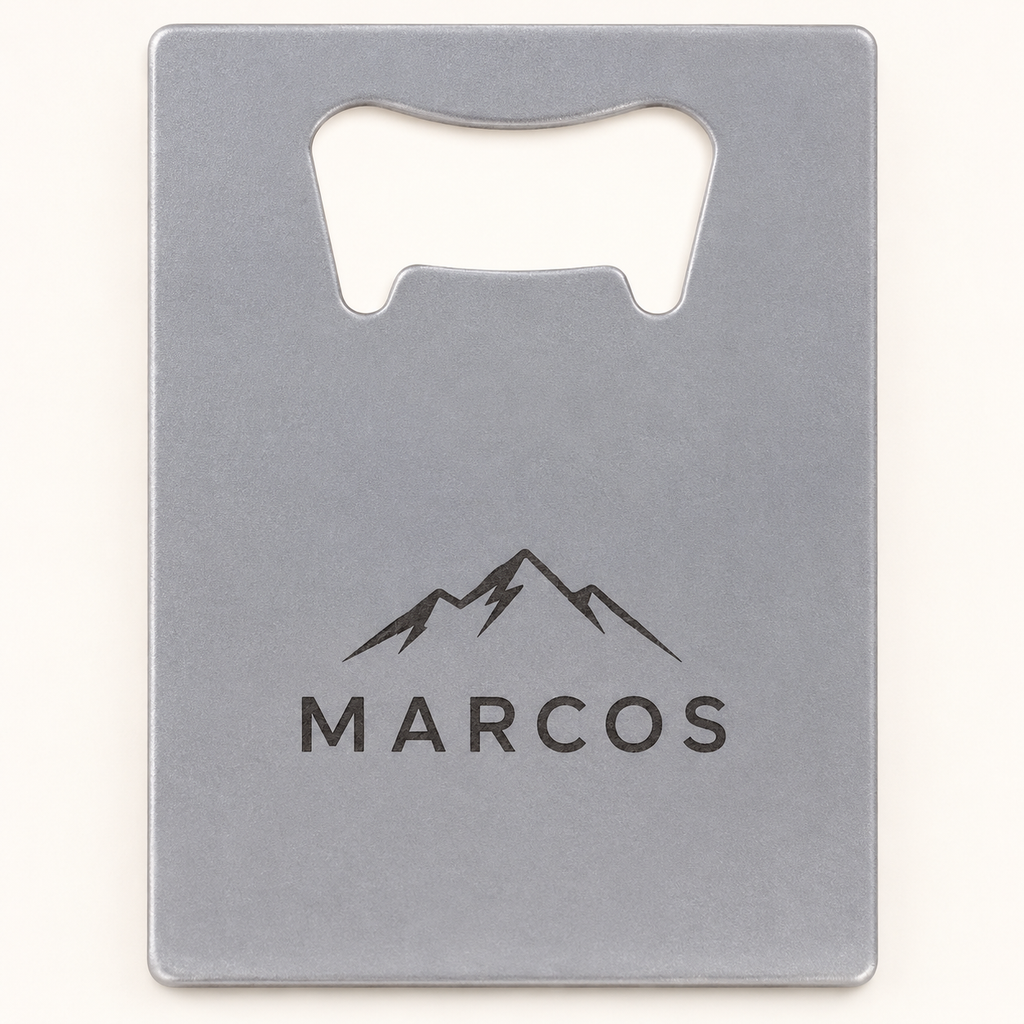 Ejemplo personalizado: Abrebotellas personalizado tipo tarjeta. Montaje orientativo; personalizable con tu foto, nombre o diseño.