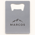Ejemplo personalizado: Abrebotellas personalizado tipo tarjeta. Montaje orientativo; personalizable con tu foto, nombre o diseño.