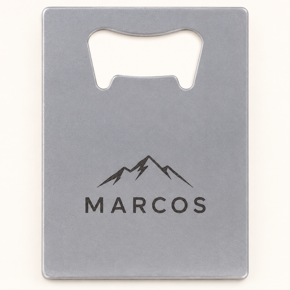 Ejemplo personalizado: Abrebotellas personalizado tipo tarjeta. Montaje orientativo; personalizable con tu foto, nombre o diseño.