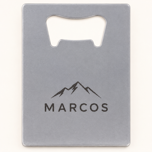Ejemplo personalizado: Abrebotellas personalizado tipo tarjeta. Montaje orientativo; personalizable con tu foto, nombre o diseño.