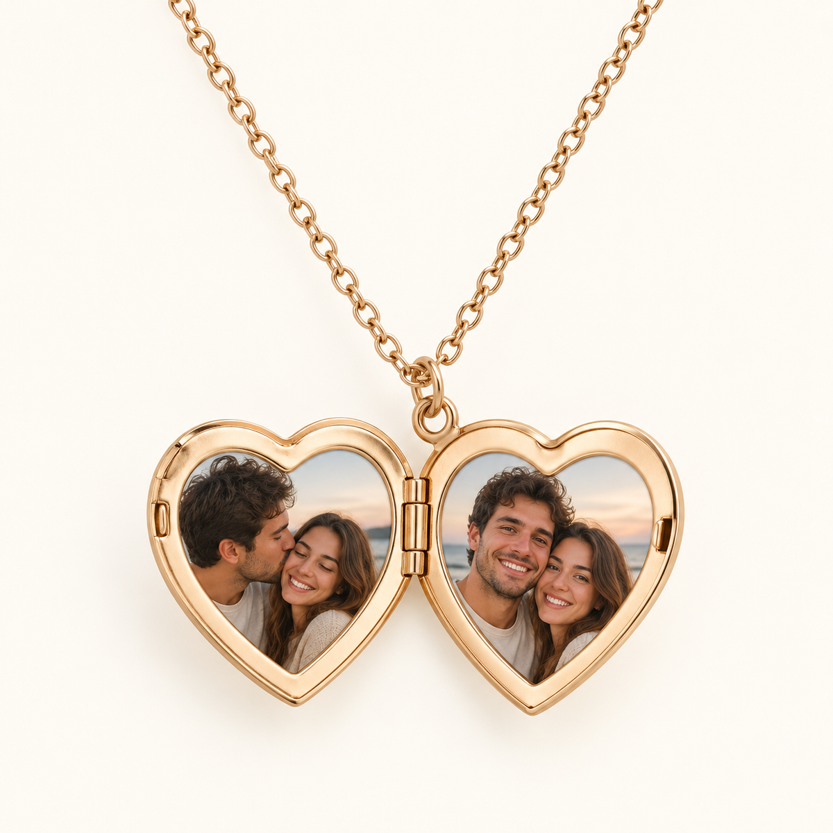 Ejemplo personalizado: Collar relicario personalizado con dos fotos · oro rosa. Montaje orientativo; personalizable con tu foto, nombre o diseño.