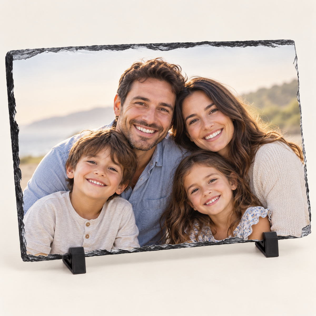 Ejemplo personalizado: Pizarra personalizada con foto y soportes. Montaje orientativo; personalizable con tu foto, nombre o diseño.