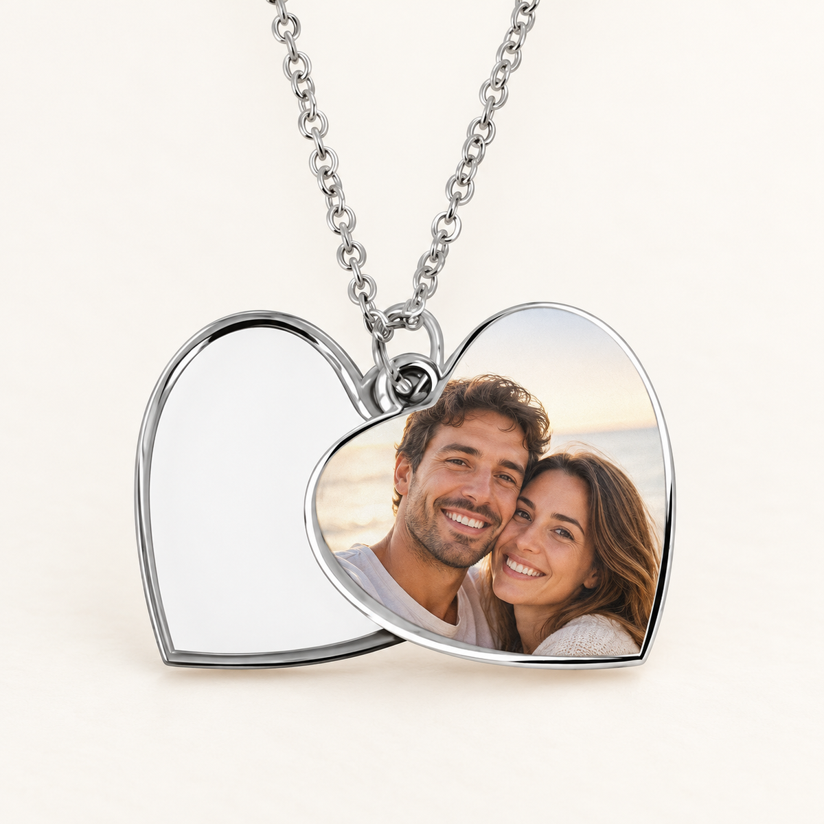 Ejemplo personalizado: Collar personalizado con foto · corazón o redondo. Montaje orientativo; personalizable con tu foto, nombre o diseño.