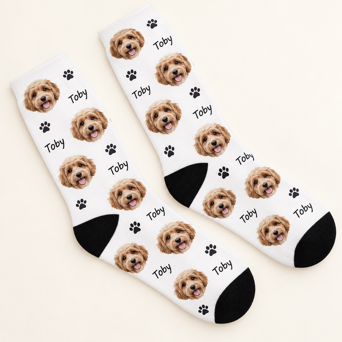 Ejemplo personalizado: Calcetines personalizados con nombre o foto · un par. Montaje orientativo; personalizable con tu foto, nombre o diseño.