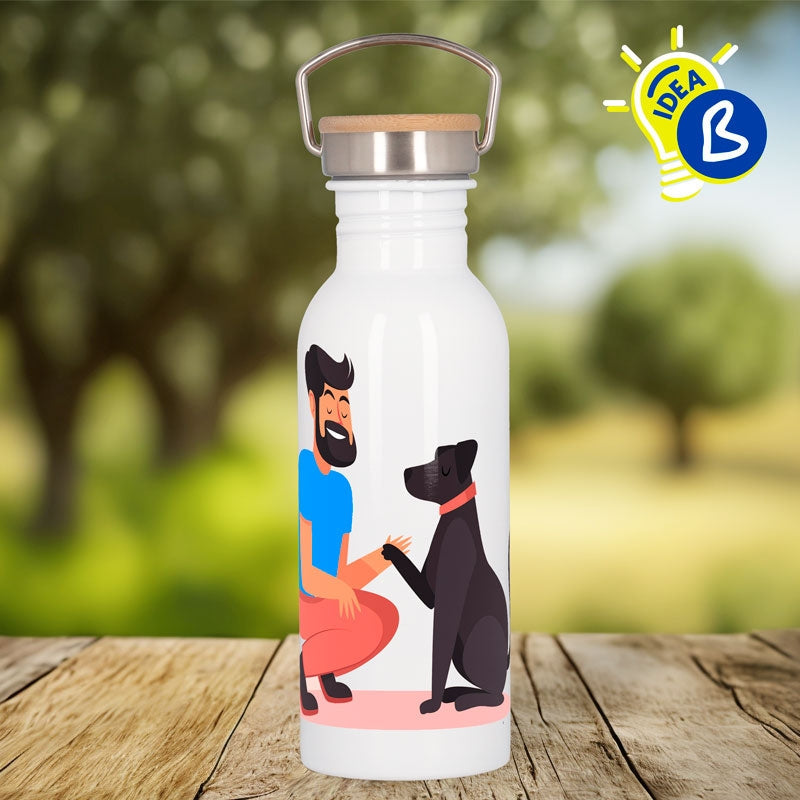 Ejemplo personalizado: Botella personalizada con tapón de bambú · 600 ml. Diseño orientativo; personalización a tu gusto.