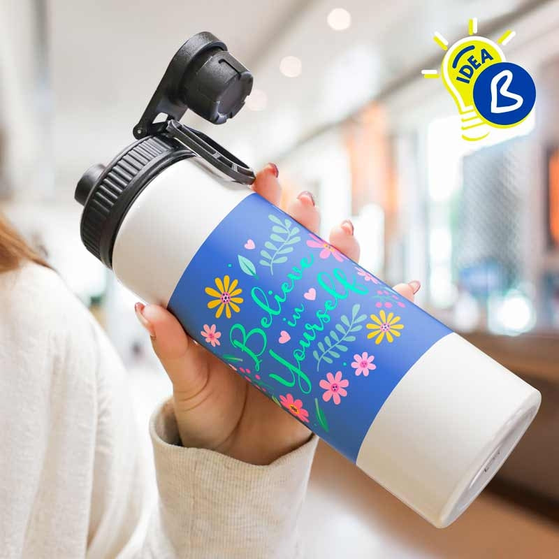 Ejemplo personalizado: Botella personalizada con dosificador y asa · 800 ml. Diseño orientativo; personalización a tu gusto.