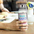 Ejemplo personalizado: Botella de cristal con funda personalizada · 420 ml. Diseño orientativo; personalización a tu gusto.