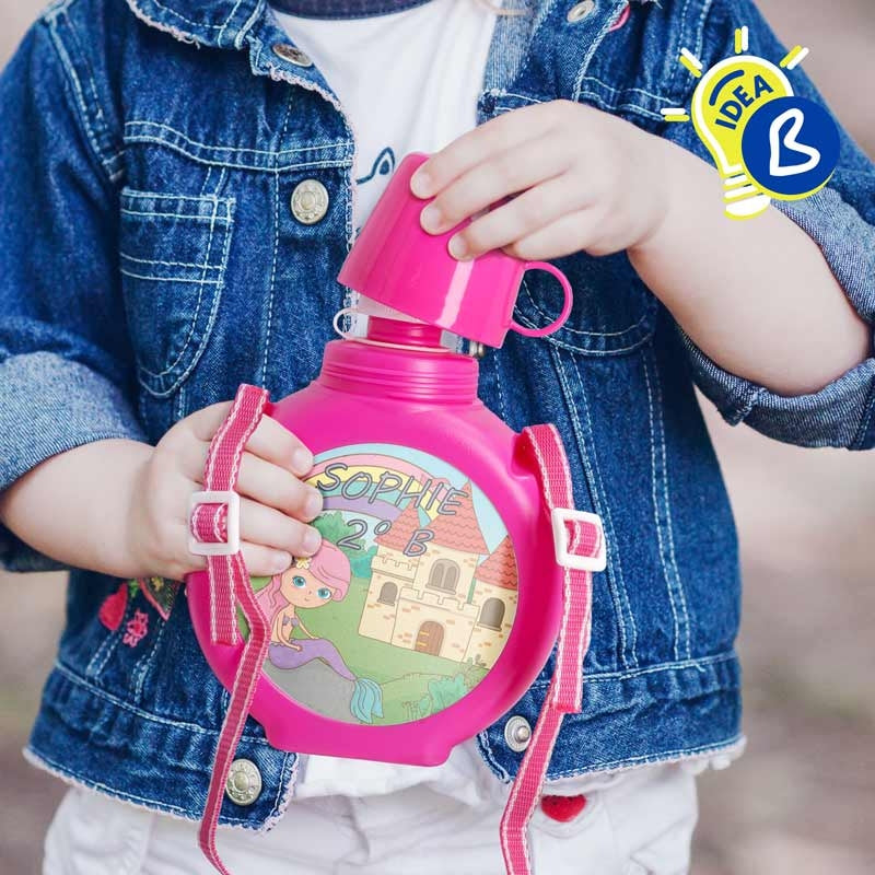 Ejemplo personalizado: Cantimplora infantil con placas personalizadas · 775 ml. Diseño orientativo; personalización a tu gusto.