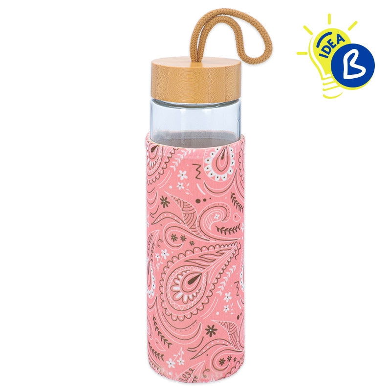 Ejemplo personalizado: Botella de cristal con funda y tapón de bambú · 530 ml. Diseño orientativo; personalización a tu gusto.