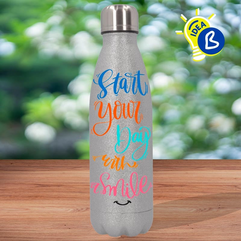 Ejemplo personalizado: Termo glitter personalizado · 500 ml. Diseño orientativo; personalización a tu gusto.