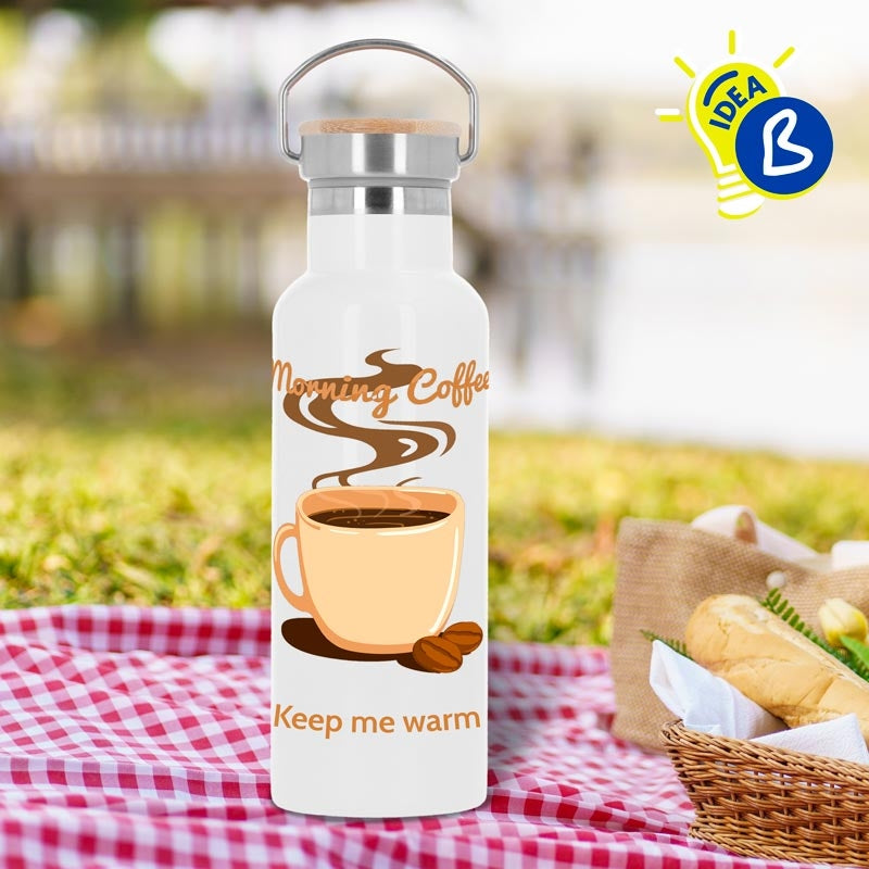 Ejemplo personalizado: Termo personalizado con tapón de bambú · 500 ml. Diseño orientativo; personalización a tu gusto.