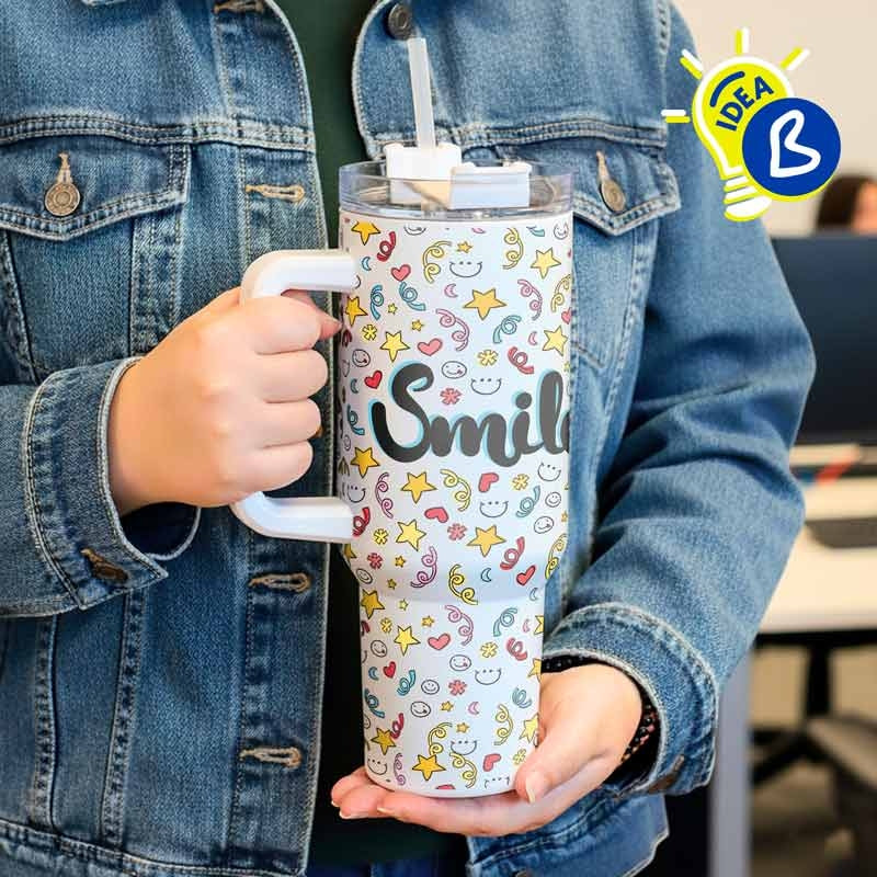 Ejemplo personalizado: Jarra térmica personalizada con asa de color · 1,2 L. Diseño orientativo; personalización a tu gusto.
