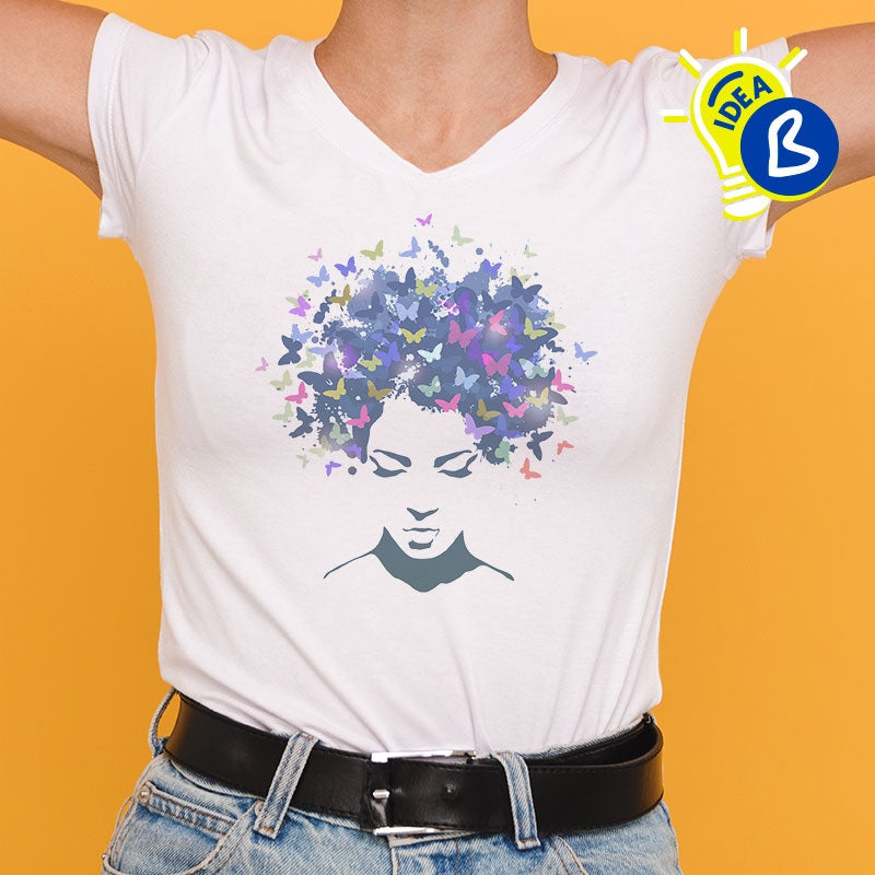 Ejemplo personalizado: Camiseta de mujer personalizada · cuello de pico. Diseño orientativo; personalización a tu gusto.