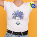 Ejemplo personalizado: Camiseta de mujer personalizada · cuello de pico. Diseño orientativo; personalización a tu gusto.