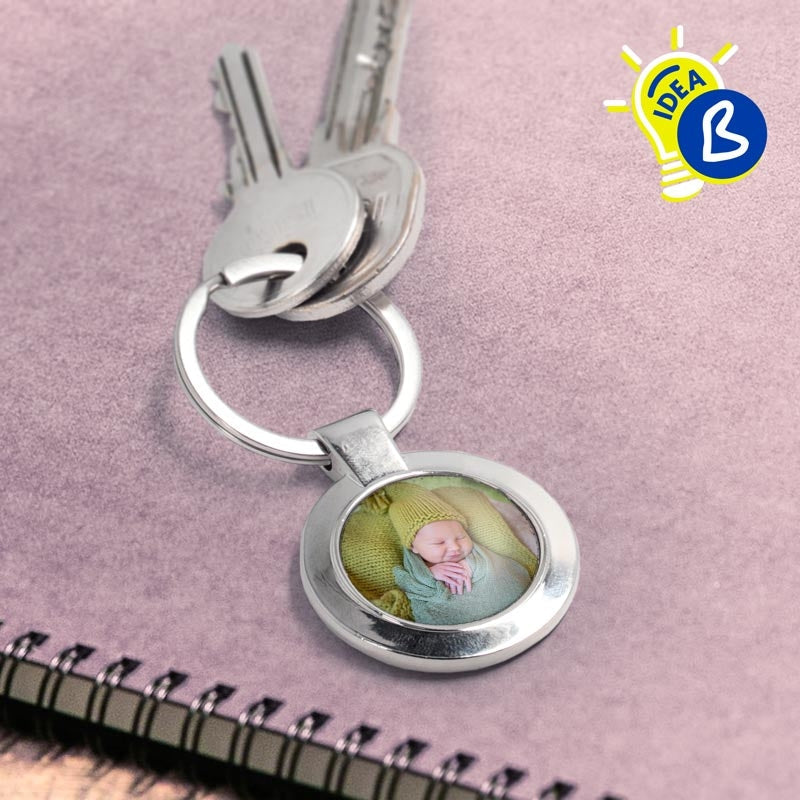 Ejemplo personalizado: Llavero metálico personalizado · formas. Diseño orientativo; personalización a tu gusto.